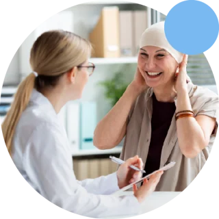 Mujer en el doctor con un gorro