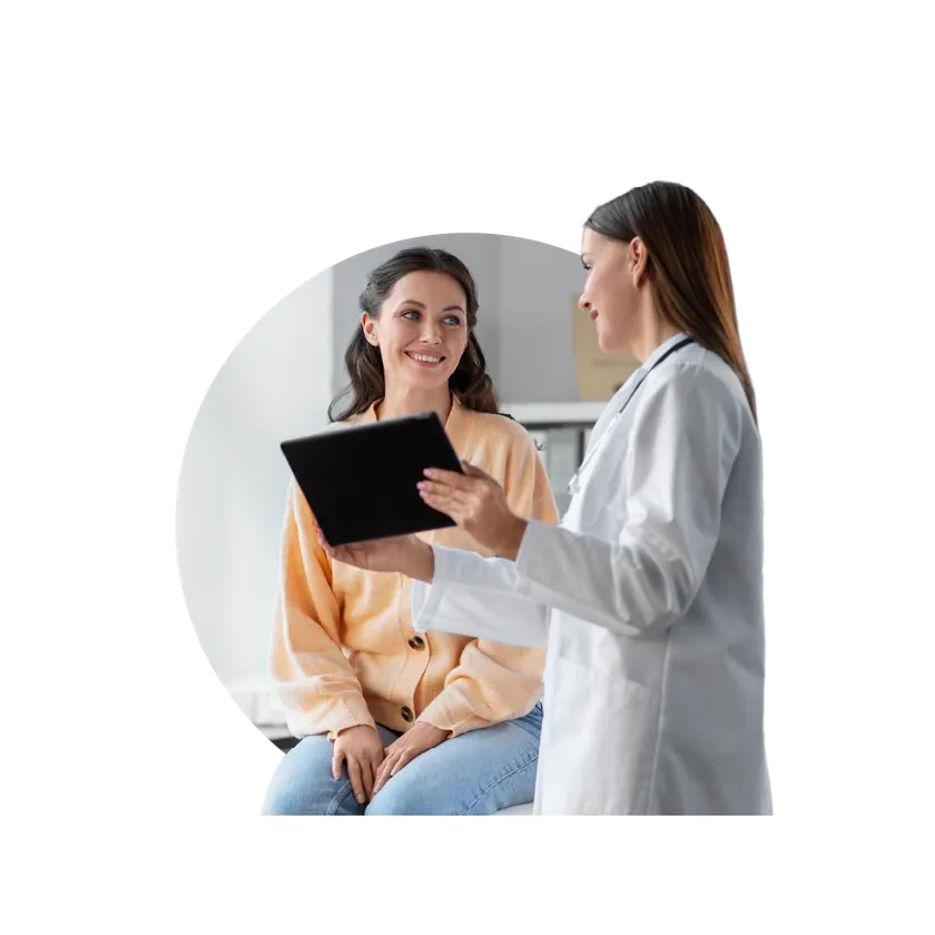 Paciente recibiendo asesoría sobre seguro de salud con una profesional de TAXPLUS Insurance